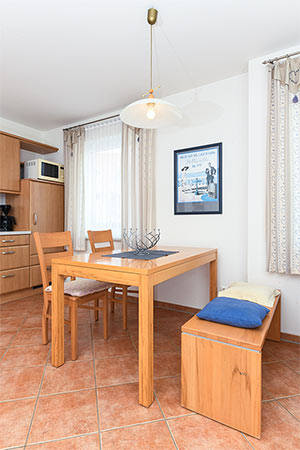 Ferienwohnung „Küstenblick“ - Wohnzimmer mit integriertem Küchenbereich