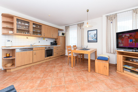 Ferienwohnung „Küstenblick“ - Wohnzimmer mit integriertem Küchenbereich