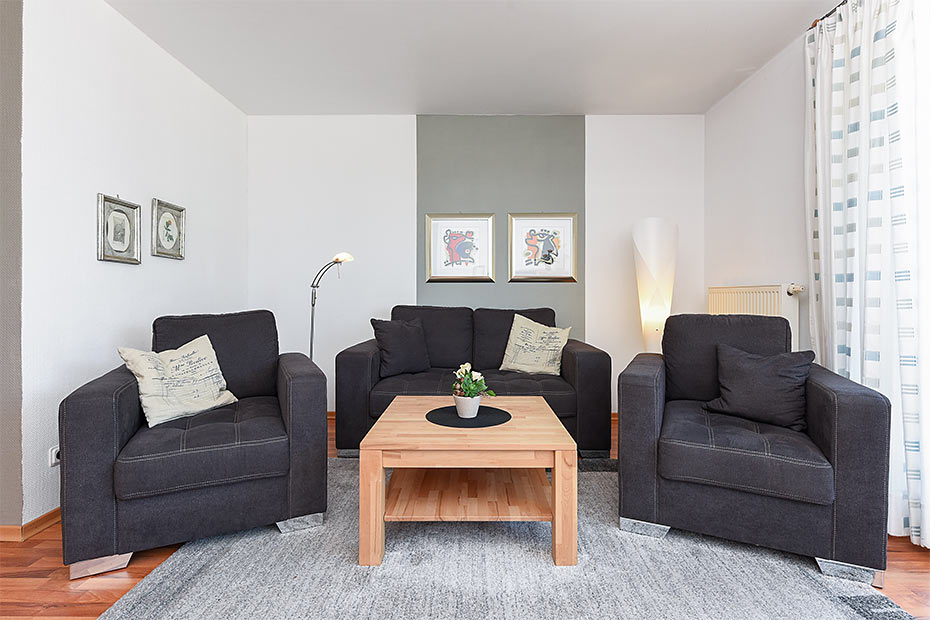 Ferienwohnung „Sonnenschein“ - Wohnzimmer mit integriertem Küchenbereich