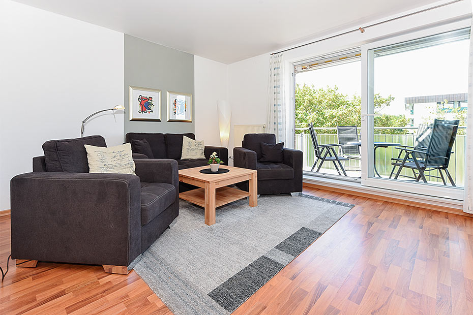 Ferienwohnung „Sonnenschein“ - Wohnzimmer mit integriertem Küchenbereich