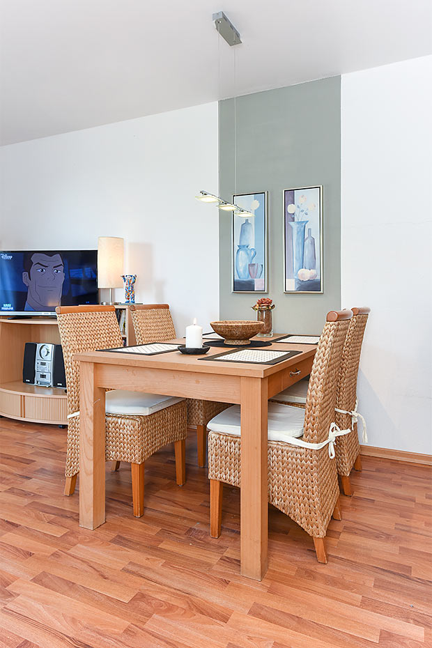 Ferienwohnung „Sonnenschein“ - Wohnzimmer mit integriertem Küchenbereich