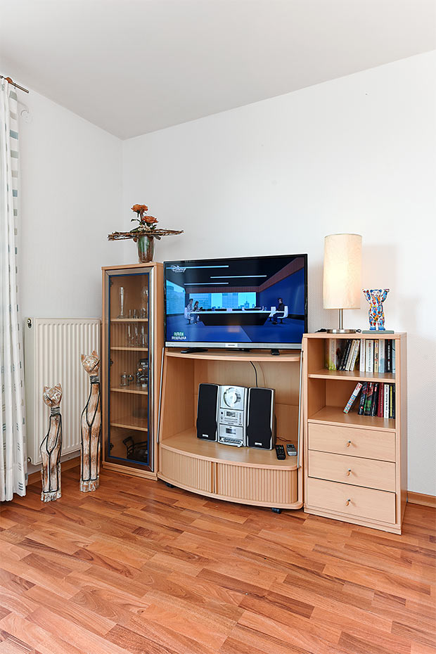 Ferienwohnung „Sonnenschein“ - Wohnzimmer mit integriertem Küchenbereich