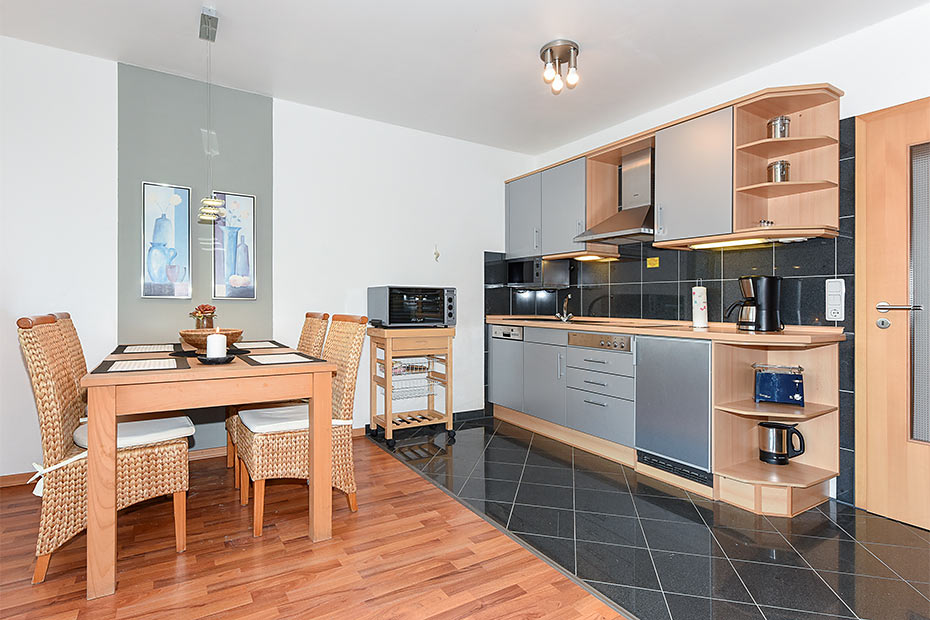 Ferienwohnung „Sonnenschein“ - Wohnzimmer mit integriertem Küchenbereich