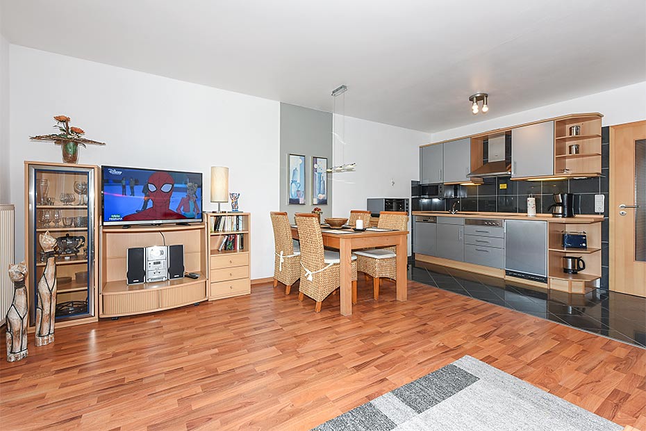 Ferienwohnung „Sonnenschein“ - Wohnzimmer mit integriertem Küchenbereich