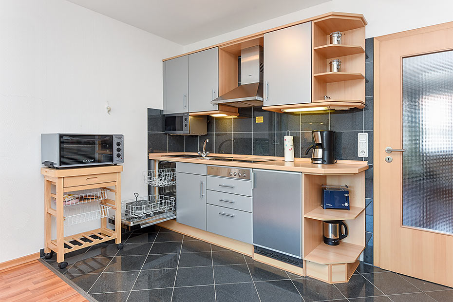 Ferienwohnung „Sonnenschein“ - Wohnzimmer mit integriertem Küchenbereich