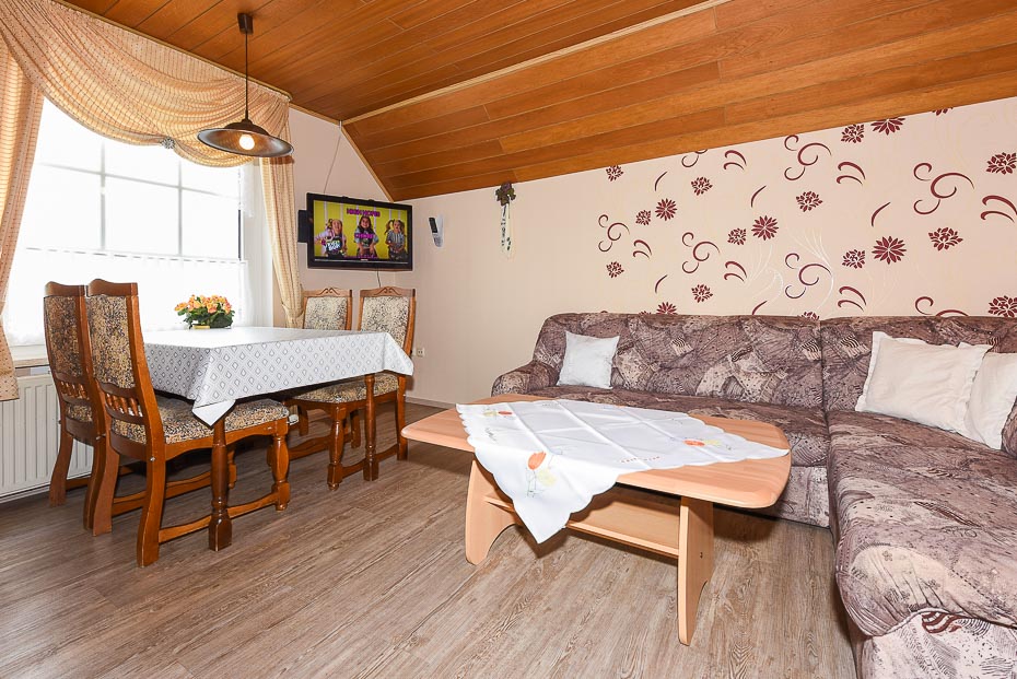 Ferienwohnung „Ilka“ - Wohnzimmer mit integriertem Küchenbereich