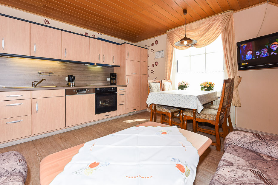 Ferienwohnung „Ilka“ - Wohnzimmer mit integriertem Küchenbereich