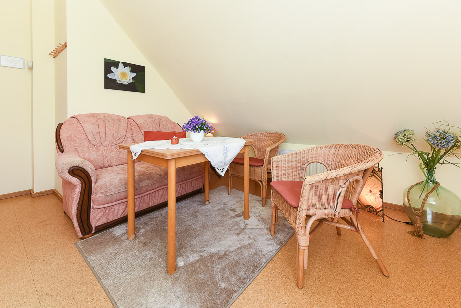 Ferienwohnung „Helgoland“ - Wohnzimmer mit integriertem Küchenbereich