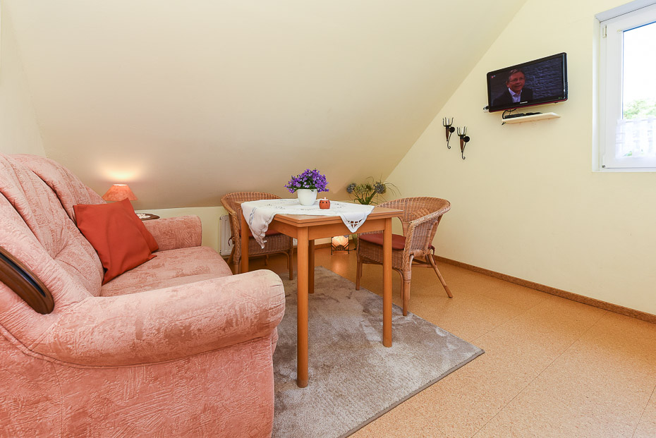 Ferienwohnung „Helgoland“ - Wohnzimmer mit integriertem Küchenbereich