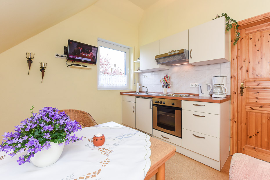 Ferienwohnung „Helgoland“ - Wohnzimmer mit integriertem Küchenbereich