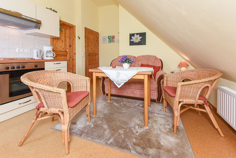 Ferienwohnung „Helgoland“ - Wohnzimmer mit integriertem Küchenbereich