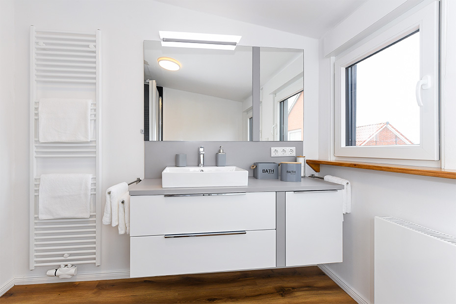 Ferienhaus „Friesenkrone“ - Badezimmer im Obergeschoss