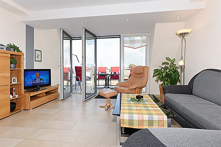 Ferienwohnung „Captain's Suite“ - Wohnzimmer mit integriertem Küchenbereich