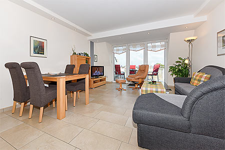 Ferienwohnung „Captain's Suite“ - Wohnzimmer mit integriertem Küchenbereich