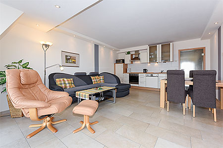 Ferienwohnung „Captain's Suite“ - Wohnzimmer mit integriertem Küchenbereich