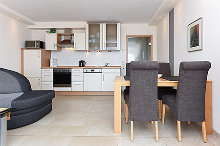 Ferienwohnung „Captain's Suite“ - Wohnzimmer mit integriertem Küchenbereich