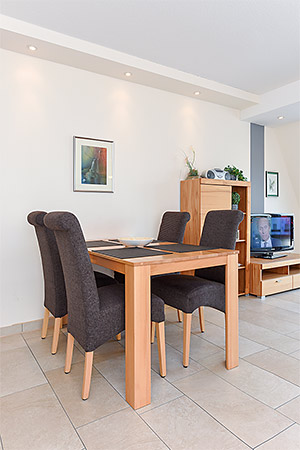 Ferienwohnung „Captain's Suite“ - Wohnzimmer mit integriertem Küchenbereich