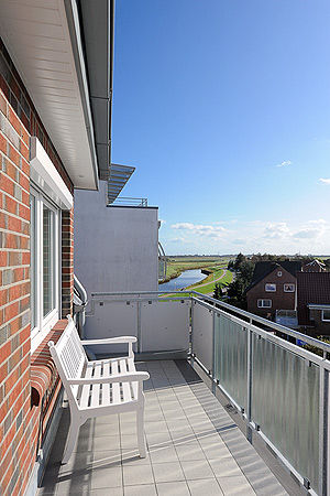 Ferienwohnung „Captain's Suite“ - balkonartige gemütliche Sitzgelegenheit Richtung Süden
