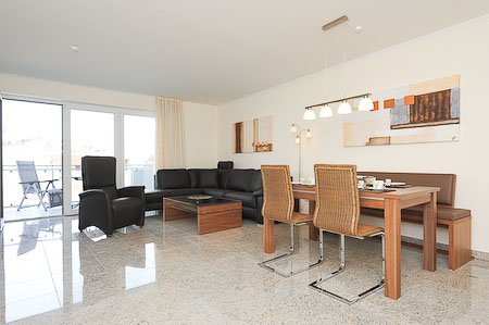 Ferienwohnung „Quirinus“ - Wohnzimmer mit integriertem Küchenbereich