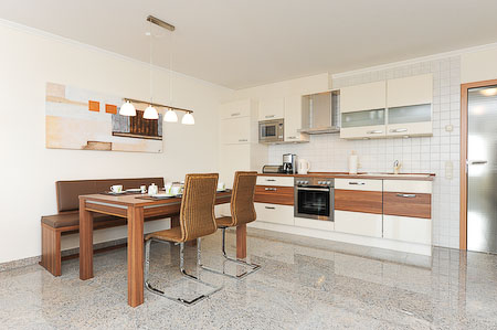Ferienwohnung „Quirinus“ - Wohnzimmer mit integriertem Küchenbereich