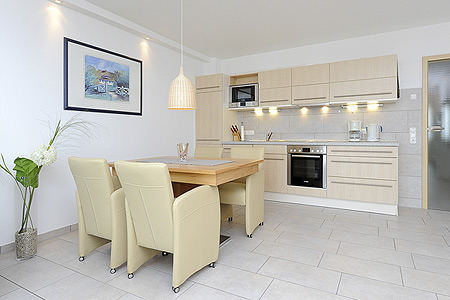 Ferienwohnung „Fram“ - Wohnzimmer mit integriertem Küchenbereich