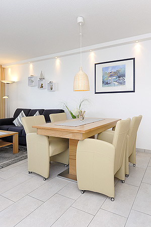 Ferienwohnung „Fram“ - Wohnzimmer mit integriertem Küchenbereich