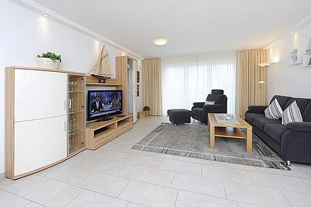 Ferienwohnung „Fram“ - Wohnzimmer mit integriertem Küchenbereich