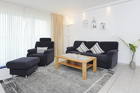 Ferienwohnung „Fram“ - Wohnzimmer mit integriertem Küchenbereich