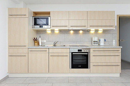 Ferienwohnung „Fram“ - Wohnzimmer mit integriertem Küchenbereich