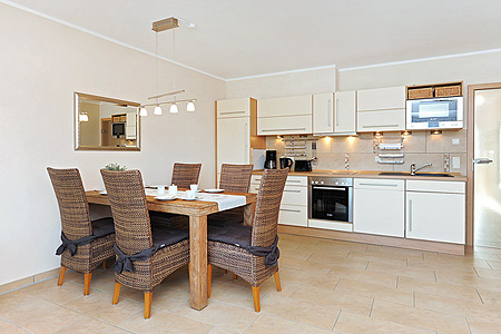 Ferienwohnung „Golden Princess“ - Wohnzimmer mit integriertem Küchenbereich