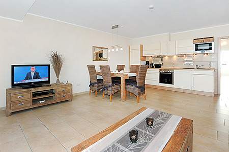 Ferienwohnung „Golden Princess“ - Wohnzimmer mit integriertem Küchenbereich