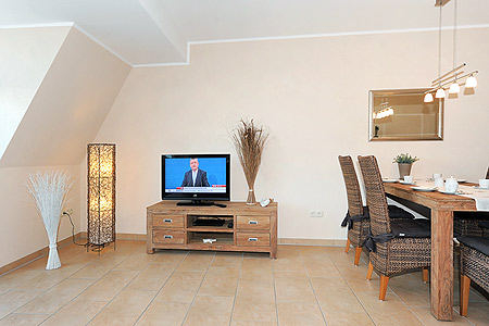 Ferienwohnung „Golden Princess“ - Wohnzimmer mit integriertem Küchenbereich