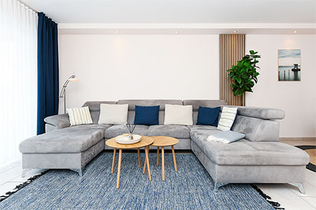 Ferienwohnung „Graf Goetzen“ - Wohnzimmer mit integriertem Küchenbereich