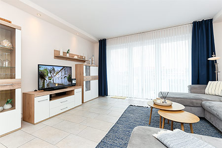 Ferienwohnung „Graf Goetzen“ - Wohnzimmer mit integriertem Küchenbereich