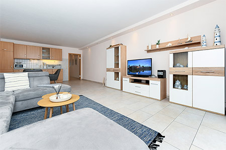 Ferienwohnung „Graf Goetzen“ - Wohnzimmer mit integriertem Küchenbereich