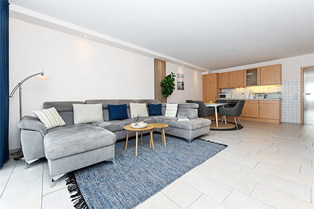 Ferienwohnung „Graf Goetzen“ - Wohnzimmer mit integriertem Küchenbereich