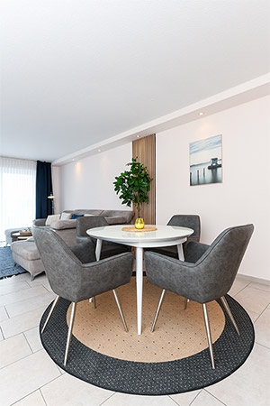 Ferienwohnung „Graf Goetzen“ - Wohnzimmer mit integriertem Küchenbereich