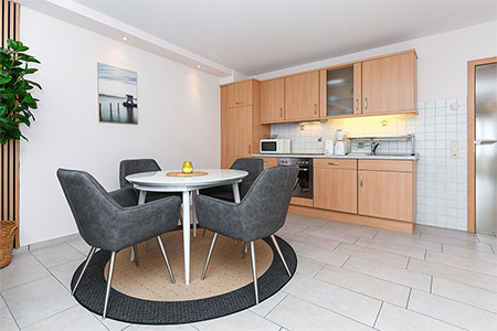 Ferienwohnung „Graf Goetzen“ - Wohnzimmer mit integriertem Küchenbereich