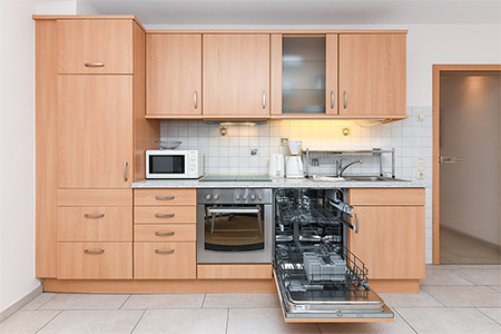 Ferienwohnung „Graf Goetzen“ - Wohnzimmer mit integriertem Küchenbereich