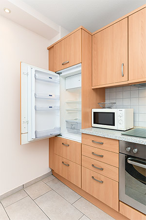 Ferienwohnung „Graf Goetzen“ - Wohnzimmer mit integriertem Küchenbereich