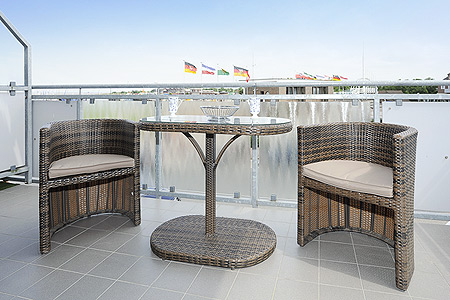 Ferienwohnung „Graf Goetzen“ - Balkon mit Blick auf den Bensersieler Hafen