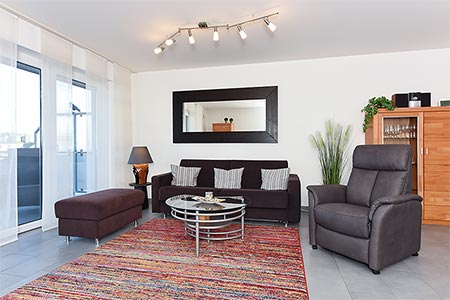 Ferienwohnung „Queen Mary II“ - Wohnzimmer mit integriertem Küchenbereich