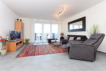 Ferienwohnung „Queen Mary II“ - Wohnzimmer mit integriertem Küchenbereich