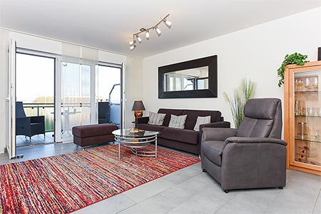 Ferienwohnung „Queen Mary II“ - Wohnzimmer mit integriertem Küchenbereich