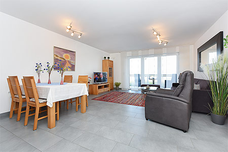 Ferienwohnung „Queen Mary II“ - Wohnzimmer mit integriertem Küchenbereich