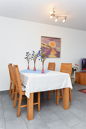 Ferienwohnung „Queen Mary II“ - Wohnzimmer mit integriertem Küchenbereich