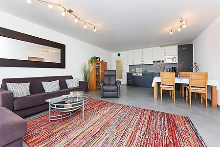 Ferienwohnung „Queen Mary II“ - Wohnzimmer mit integriertem Küchenbereich