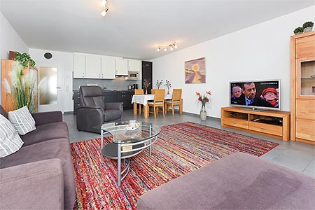 Ferienwohnung „Queen Mary II“ - Wohnzimmer mit integriertem Küchenbereich