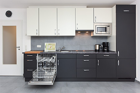 Ferienwohnung „Queen Mary II“ - Wohnzimmer mit integriertem Küchenbereich