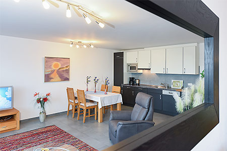 Ferienwohnung „Queen Mary II“ - Wohnzimmer mit integriertem Küchenbereich